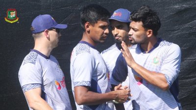 সতীর্থদের পরিকল্পনা বুঝিয়ে দিচ্ছেন শান্ত