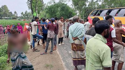 ঘটনাস্থলে স্থানীয়দের ভিড়