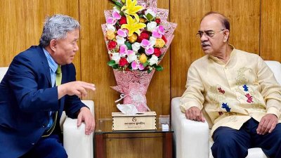 বাংলাদেশের নিযুক্ত দক্ষিণ কোরিয়ার রাষ্ট্রদূত পার্ক ইয়ং সিকের সঙ্গে ফারুক খান