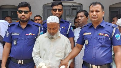 আদালত প্রাঙ্গণে আসামি আলাউদ্দিন (ছবি: প্রতিবেদক)