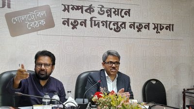 গোলটেবিল বৈঠকে বক্তব্য দিচ্ছেন মো. শাহরিয়ার আলম