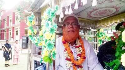 ঘোড়ার গাড়িতে বাড়ি যাচ্ছেন শিক্ষক