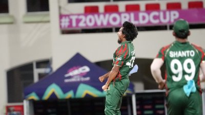 ম্যাচসেরা বোলিং করেছেন তানজিম সাকিব।