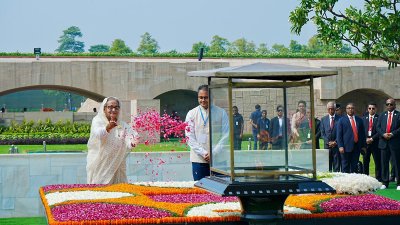 মহাত্মা গান্ধীর প্রতি শ্রদ্ধা নিবেদন করছেন প্রধানমন্ত্রী শেখ হাসিনা (ছবি: ফোকাস বাংলা)