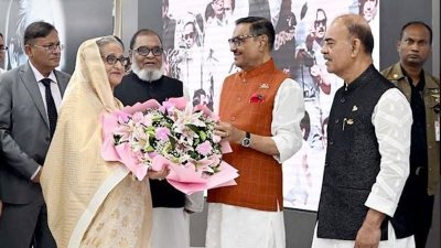 বিমানবন্দরে প্রধানমন্ত্রীকে অভ্যর্থনা জানানো হচ্ছে