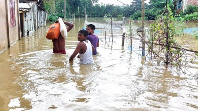 মৌলভীবাজারে দ্বিতীয় দফায় বন্যায় পানিবন্দি হয়েছেন তিন লাখের বেশি মানুষ
