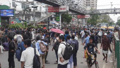 আন্দোলনরত শিক্ষার্থীদের সায়েন্স ল্যাবরেটরি মোড়ে অবস্থান