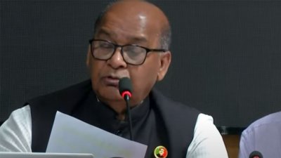 সাংবাদিকদের ব্রিফিং করছেন দুর্যোগ ব্যবস্থাপনা ও ত্রাণ প্রতিমন্ত্রী মো. মহিববুর রহমান। ছবি: সংগৃহীত
