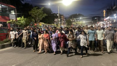 প্রায় ৩ ঘণ্টা অবরোধের পর সায়েন্সল্যাব মোড় থেকে আন্দোলকারীরা মিছিল করে সরে যান (ছবি: আসাদ আবেদীন জয়)