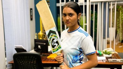 ‘মাশরাফি জুনিয়র’ নাটকের দৃশ্যে সাফানা নমনি