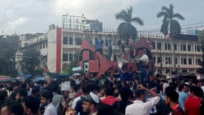 গুলিস্তান জিরো পয়েন্টে জগন্নাথ বিশ্ববিদ্যালয়ের শিক্ষার্থীদের অবস্থান (ছবি: সুবর্ণ আসসাইফ)