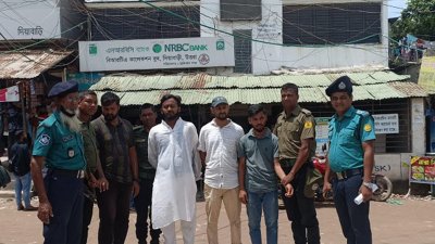 পুলিশের হেফাজতে কারাদণ্ড পাওয়া ব্যক্তিরা