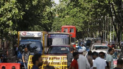 রাজধানীর গুরুত্বপূর্ণ পয়েন্টগুলোতে যানবাহন চলাচল বন্ধ হওয়ায় এর প্রভাব পড়েছে প্রতিটি পাড়া-মহল্লার অলি-গলিতে। ছবি: সাজ্জাদ হোসেন