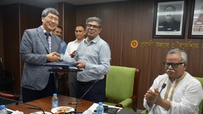 প্রবাসী কল্যাণ ও বৈদেশিক কর্মসংস্থান মন্ত্রণালয়ের সচিব মো. রুহুল আমিনের সঙ্গে কোইকার কান্ট্রি ডিরেক্টর তাইয়ং কিম এ চুক্তি স্বাক্ষর করেন