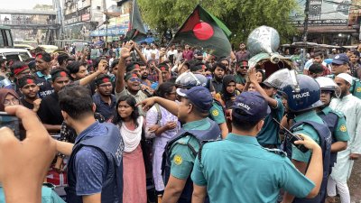 নীলক্ষেত মোড়ে গিয়েও পুলিশের বাধার সম্মুখীন হন
