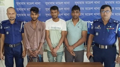 গ্রেফতার ডাকাত দলের তিন সদস্য (ছবি: বাংলা ট্রিবিউন)