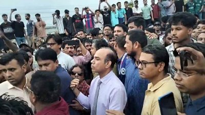 আন্দোলনকারীদের মাঝে কুমিল্লা বিশ্ববিদ্যালয় উপাচার্য
