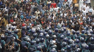 আন্দোলনকারীদের বাধা দিয়েও শাহবাগ অবরোধ ঠেকাতে পারেনি পুলিশ (ছবি: সাজ্জাদ হোসেন)