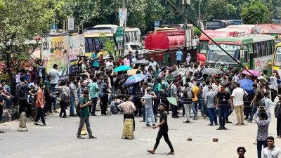 নতুন বাজারে কোটা আন্দোলনকারীদের সড়ক অবরোধ