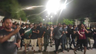 মধ্যরাতে বুয়েট শিক্ষার্থীদের মিছিল