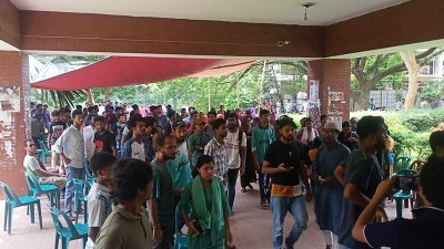 রেজিস্ট্রার ভবনের নিচে আন্দোলনকারী শিক্ষার্থীরা