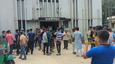 রাঙামাটি জেনারেল হাসপাতালের সামনে স্বজনরা
