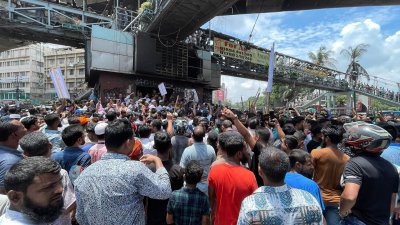 সময় গড়ানোর সাথে সাথে বাড়তে থাকে নেতাকর্মীদের উপস্থিতি