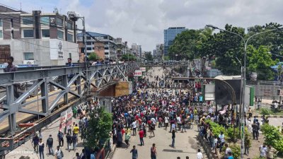 সায়েন্সল্যাব এলাকা অবরুদ্ধ করে বিক্ষোভ ছবি: সাজ্জাদ হোসেন