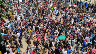 ঢাকা-আরিচা মহাসড়ক অবরোধ করেছে জাহাঙ্গীরনগর বিশ্ববিদ্যালয়ের (জাবি) শিক্ষার্থীরা