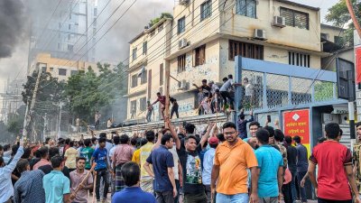 ধানমন্ডিতে আওয়ামী লীগ সভাপতি শেখ হাসিনার রাজনৈতিক কার্যালয় বিক্ষোভকারীদের দখলে (ছবি: ফয়সাল ইসলাম রাজীব)