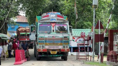 হিলি স্থলবন্দর দিয়ে আমদানি-রফতানি শুরু হয়েছে