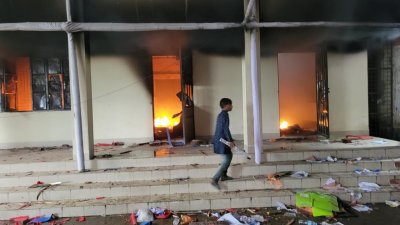 এমপির বাড়িতে আগুন