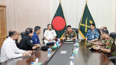 সেনা সদর দফতরে বিভিন্ন বাহিনী প্রধানদের বৈঠক (ছবি: আইএসপিআর)