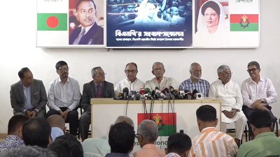 সংবাদ সম্মেলনে কথা বলছেন মির্জা ফখরুল ইসলাম আলমগীর