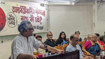 মতবিনিময় সভায় বক্তব্য রাখছেন অধ্যাপক আনু মুহাম্মদ