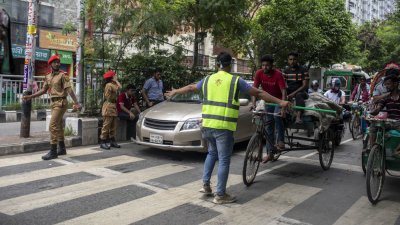 মোড়ে মোড়ে শিক্ষার্থী ও সাধারণ জনতা ট্রাফিক নিয়ন্ত্রণ করছেন