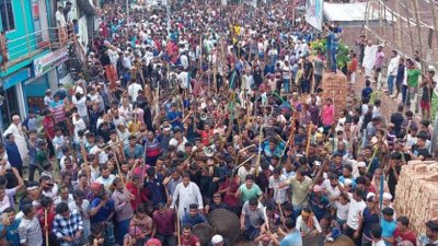 গোপালগঞ্জের কোটালীপাড়ায় মাথায় কাফনের কাপড় বেঁধে বিক্ষোভ করেছেন আওয়ামী লীগ ও সহযোগী সংগঠনের নেতাকর্মীরা