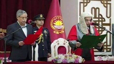 শপথ নিয়েছেন সৈয়দ রেফাত আহমেদ