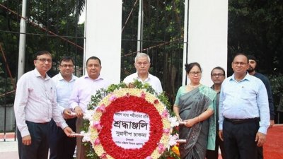কেন্দ্রীয় শহীদ মিনারে পুষ্পস্তবক অর্পণ করেন সুপ্রদীপ চাকমা