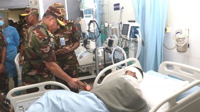 গোপালগঞ্জে বিক্ষোভকারীদের হামলায় আহত সেনাসদস্যদের দেখতে যশোর সিএমএইচে যান সেনাপ্রধান জেনারেল ওয়াকার-উজ-জামান