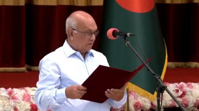 শপথ নিচ্ছেন বীর মুক্তিযোদ্ধা ফারুক-ই-আজম