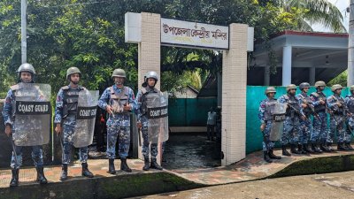 মোংলা কেন্দ্রীয় মন্দিরের সামনে পাহারায় কোস্টগার্ড (ছবি: বাংলা ট্রিবিউন)