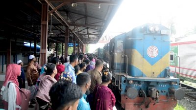 খুলনা-বেনাপোল-মোংলা রুটে ট্রেন চলাচল শুরু (ছবি: বাংলা ট্রিবিউন)
