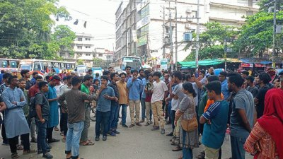 বিশ্ববিদ্যালয়ের ১ নম্বর গেটের সামনে বিক্ষোভ করেন শিক্ষার্থীরা