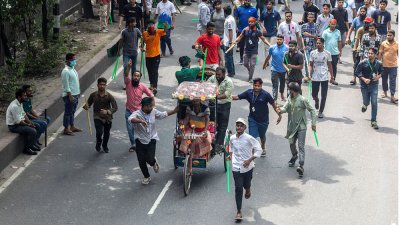 ধানমন্ডি ৩২ নম্বরের আশপাশে অবস্থান করেন বৈষম্যবিরোধী ছাত্ররা, ছবি: সাজ্জাদ হোসেন