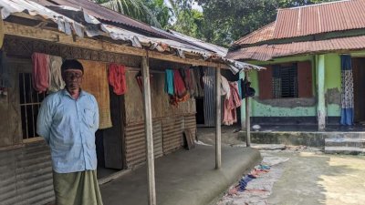 হামলায় চিত্তরঞ্জন সেনের ঘরের টিন বেঁকে গেছে