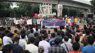 ঢাকা বিশ্ববিদ্যালয়ে শিক্ষার্থীদের মানববন্ধন (ছবি: নাসিরুল ইসলাম)