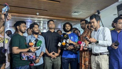 সংবাদ সম্মেলনে সমন্বয়ক হাসনাত আব্দুল্লাহ