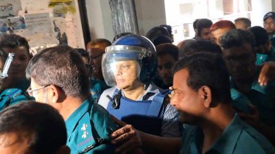 আদালত চত্বরে জিয়াউল আহসান