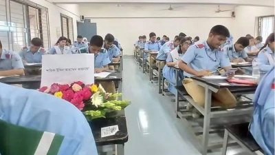 বেঞ্চে শাফিক উদ্দিন আহমেদ আহনাফের বসার জায়গায় ফুলের তোড়া রেখে একাদশ শ্রেণির ফাইনাল পরীক্ষায় অংশগ্রহণ করেন সহপাঠীরা